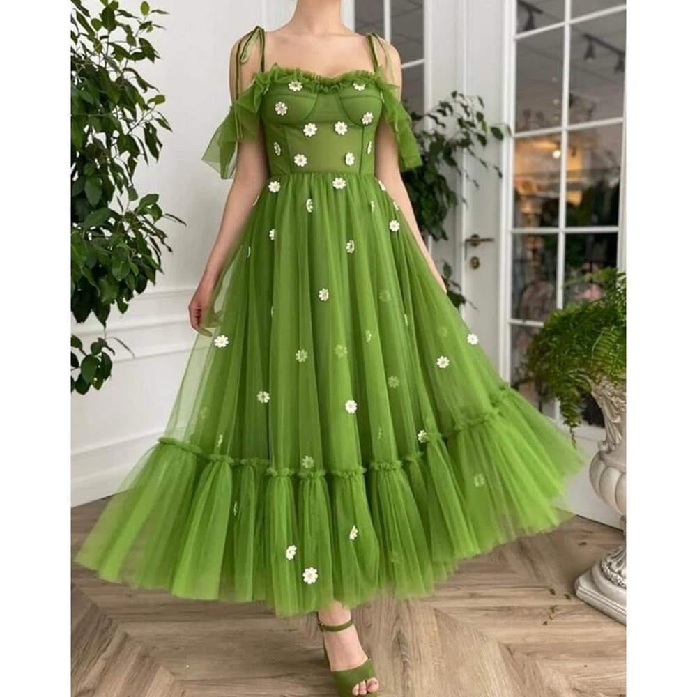 Floral Green Daisy size 18 prom dress in very good condition Flower Prom Formal